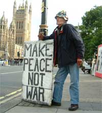 Brian Haw in protest tegenover het parlement in Londen.